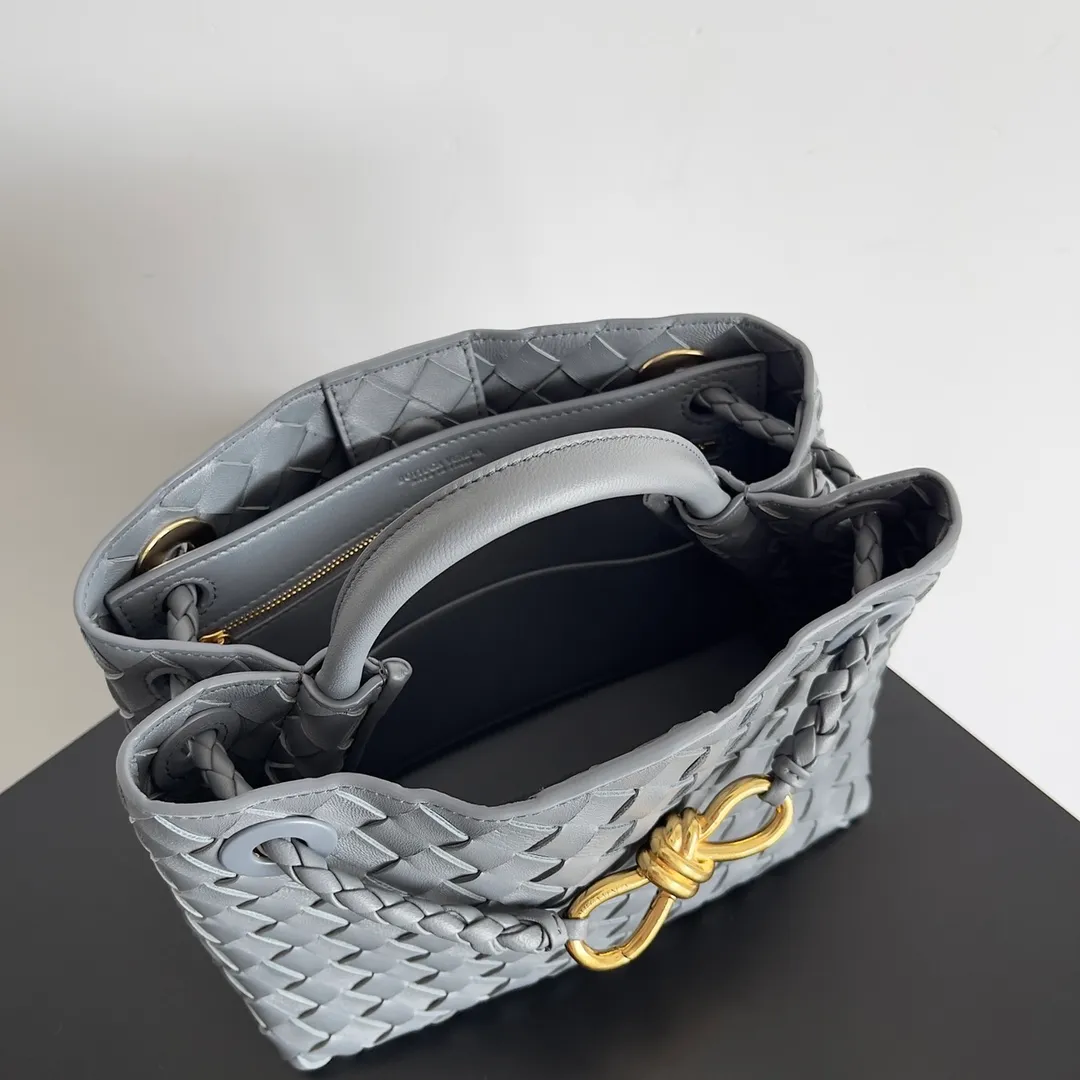 The 2023 new Andiamo batch of 1860 BV has been shipped‼ ️Really popular🔥The new Andiamo woven handbag launched by Bottega Veneta this season is really popular all over the world! ! Celebrities at home and abroad have worn it, and Oscar-winning actress Michelle Yeoh has taken it out on the street. Song Jia, Trai Yara, Yu Feihong, Sanji Ayaka, Rosie Hunting-Whiteley, Yoshioka Riho, etc. have all picked up this bag. It is classic and versatile, showing off its temperament, and the bag capacity is also large, which is very convenient for daily commuting! ! A variety of carrying methods, the shoulder straps can be adjusted by yourself, the original lambskin feels soft and delicate, and the neutral style is made to break gender boundaries and bring a more practical and longer-lasting use experience. Andiamo, which has both elegant and casual styles, perfectly interprets the true appearance of "fashionable old money style". Style number: 743568 Size: 25*22*10.5cm